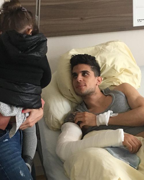 Melissa Jiménez y Gala visitando a Marc Bartra en el hospital