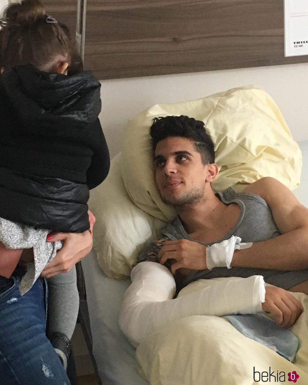 Melissa Jiménez y Gala visitando a Marc Bartra en el hospital