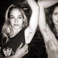 Las hermanas Lola y Jemima Kirke mostrando sus axilas sin depilar