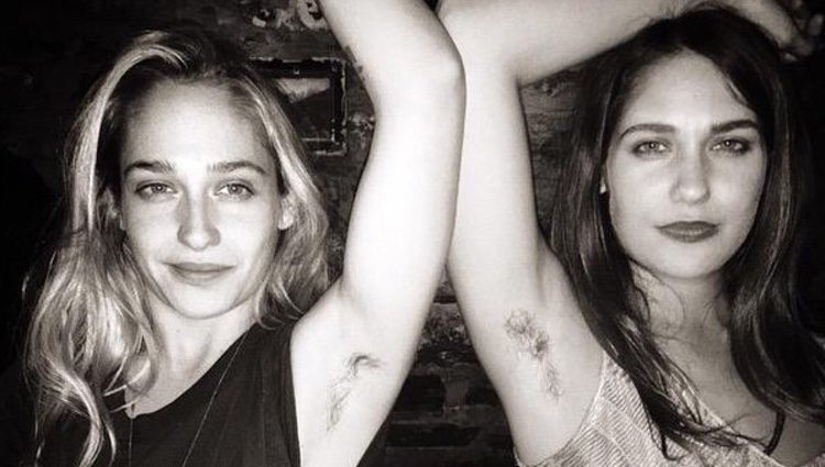 Las hermanas Lola y Jemima Kirke mostrando sus axilas sin depilar