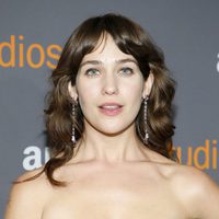 Lola Kirke posando con las axilas peludas para la alfombra roja de los Globos de Oro 2017