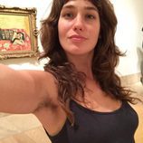 Lola Kirke posa en Instagram con las axilas sin depilar