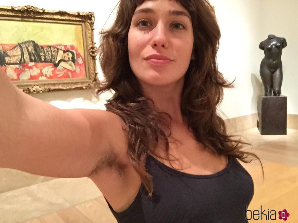 Lola Kirke posa en Instagram con las axilas sin depilar