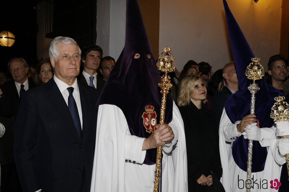 Carlos Fitz-James Stuart y Eugenia Martínes de Irujo en las procesiones de Jueves Santo 2017