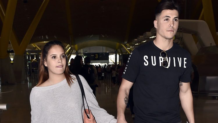 Gloria Camila con su novio KIko en el aeropuerto de Madrid