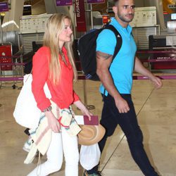 Janet Capdevila y Eliad Cohen en el aeropuerto de Madrid