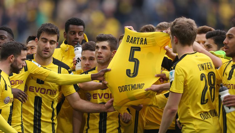 Los jugadores del Borussia Dortmund rinden homenaje a Marc Bartra