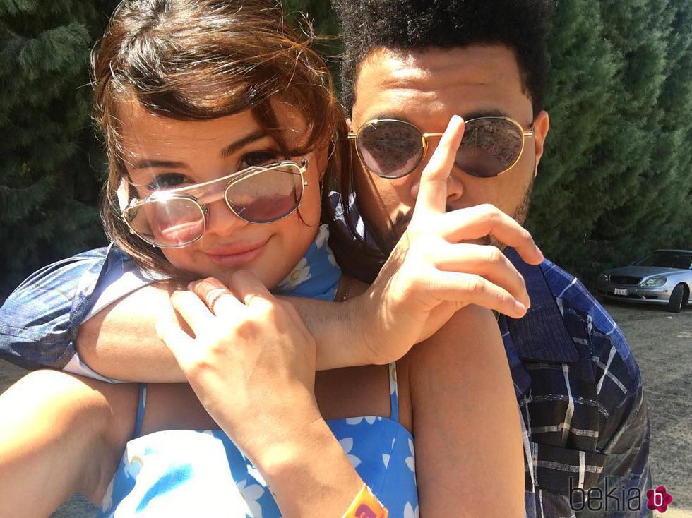 Selena Gomez comparte la primera imagen acompañada por The Weeknd en las redes