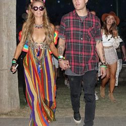 Paris Hilton y Chris Zylka en el Coachella 2017