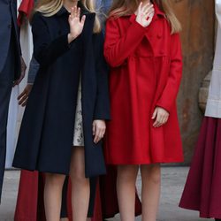 La Princesa Leonor y la Infanta Sofía saludando en la Misa de Pascua 2017