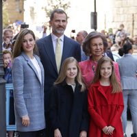 Los Reyes, sus hijas y la reina Sofía en la tradicional Misa de Pascua 2017