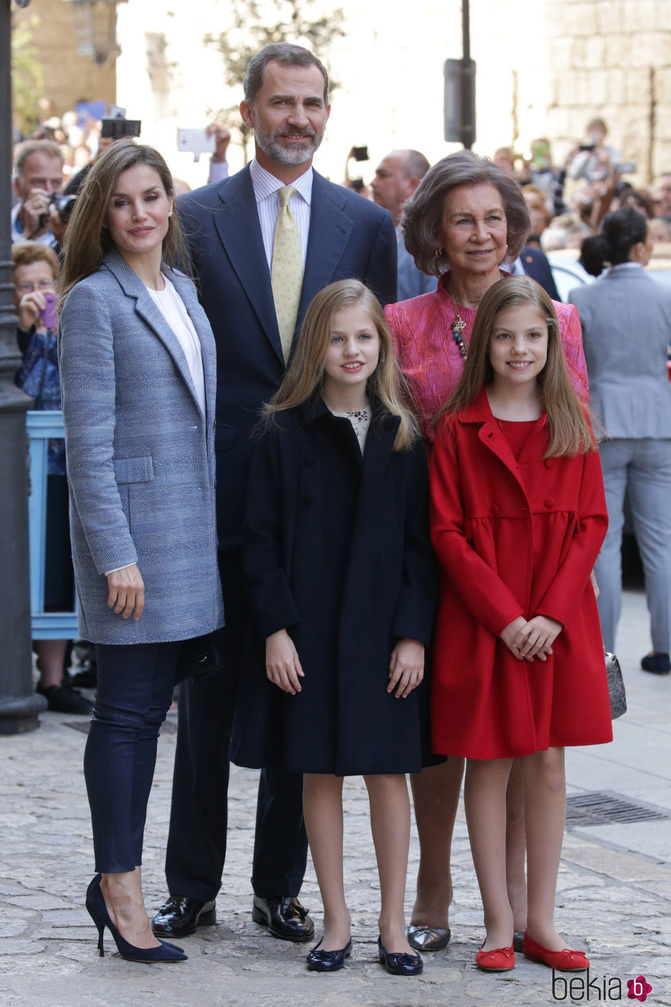 Los Reyes, sus hijas y la reina Sofía en la tradicional Misa de Pascua 2017