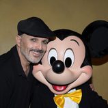 Miguel Bosé posando al lado de Mickey Mouse