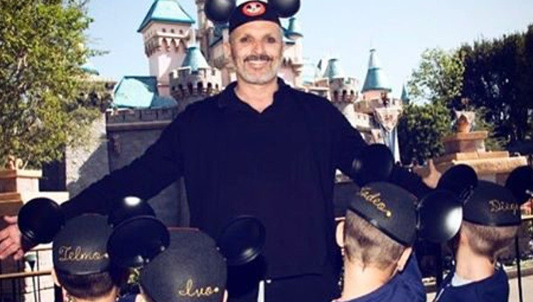 Miguel Bosé publica una foto con sus cuatro hijos en las redes por primera vez en Disneyland