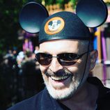 Miguel Bosé con las características orejas de Mickey Mouse en Disneyland