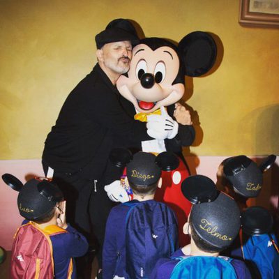 Miguel Bosé disfruta con sus hijos en Disneyland