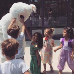 North West y Penelope Disick se divierten con otros niños