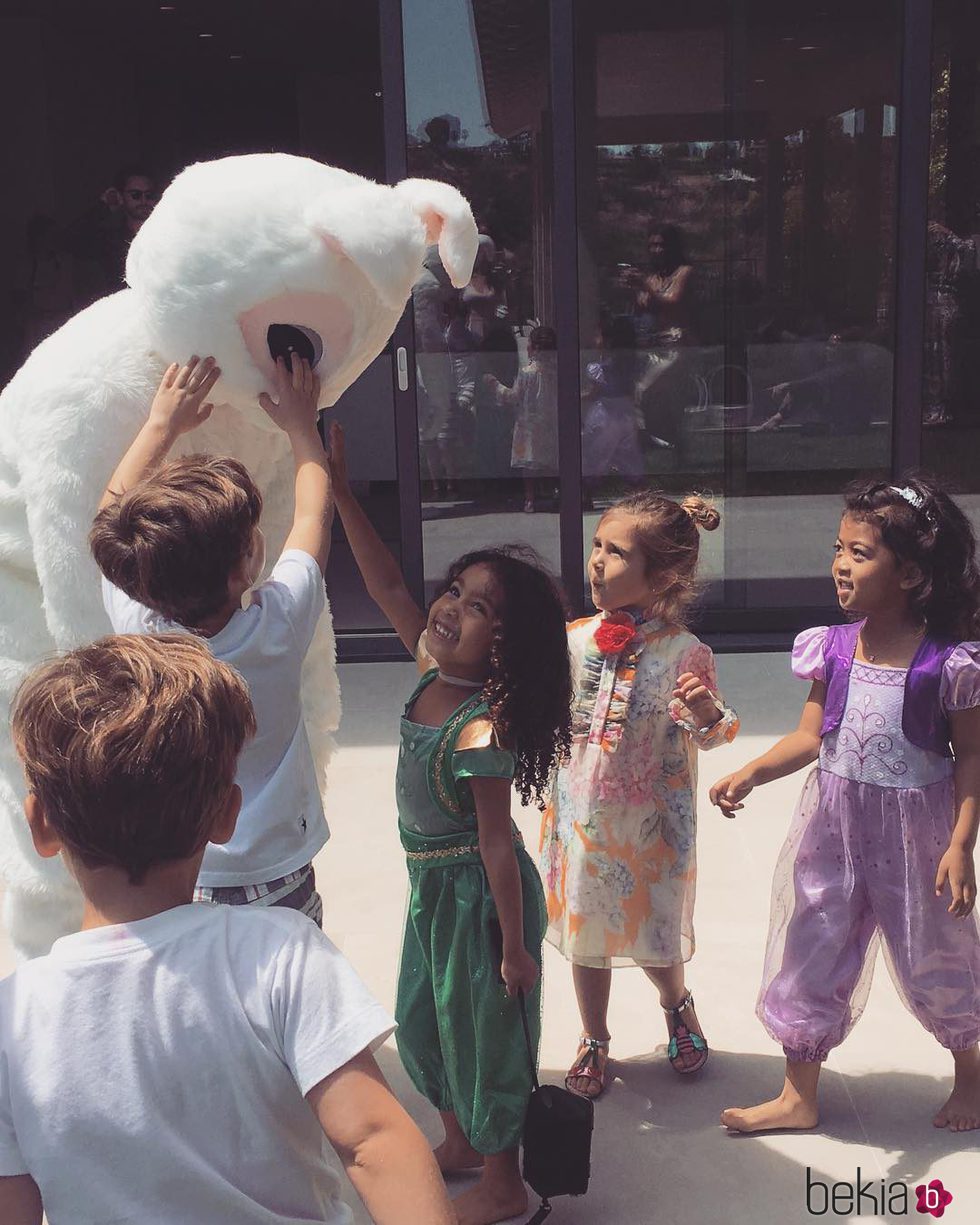 North West y Penelope Disick se divierten con otros niños