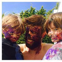 Gerard Piqué con sus hijos Milan y Sasha pintando los huevos de Pascua 2017