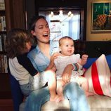 Olivia Wilde junto a sus hijos Otis y Daisy en Pascua