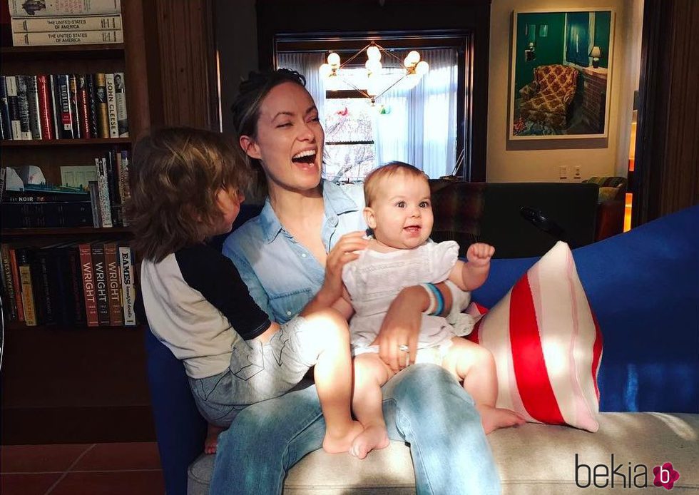 Olivia Wilde junto a sus hijos Otis y Daisy en Pascua