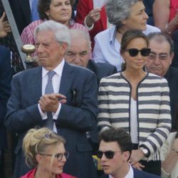 Mario Vargas Llosa e Isabel Preysler en la corrida del Domingo de Resurrección 2017 en Sevilla