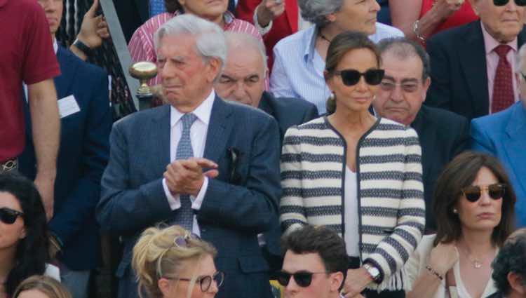 Mario Vargas Llosa e Isabel Preysler en la corrida del Domingo de Resurrección 2017 en Sevilla