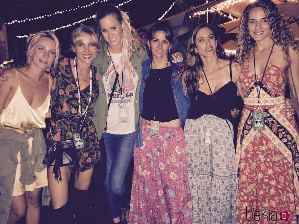 Elsa Pataky, con amigas en el festival Blue Festival de Byron Bay