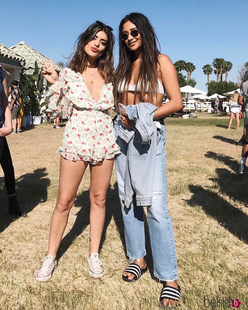 Aida Domenech junto a Shay Mitchell en el festival Coachella