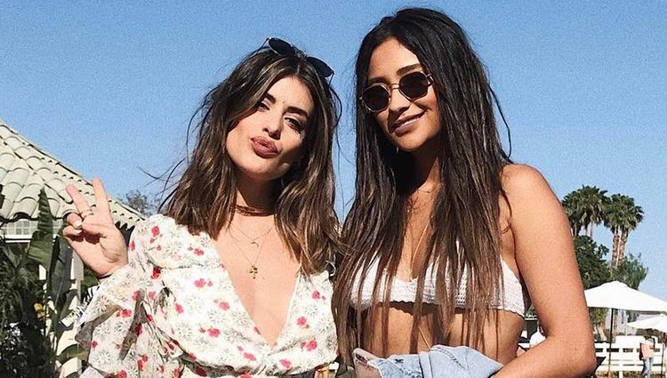 Aida Domenech junto a Shay Mitchell en el festival Coachella