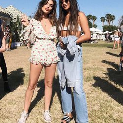 Aida Domenech junto a Shay Mitchell en el festival Coachella