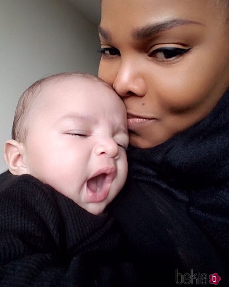 Janet Jackson y su bebé después de echarse una siesta