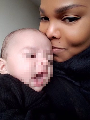 Janet Jackson y su bebé después de echarse una siesta