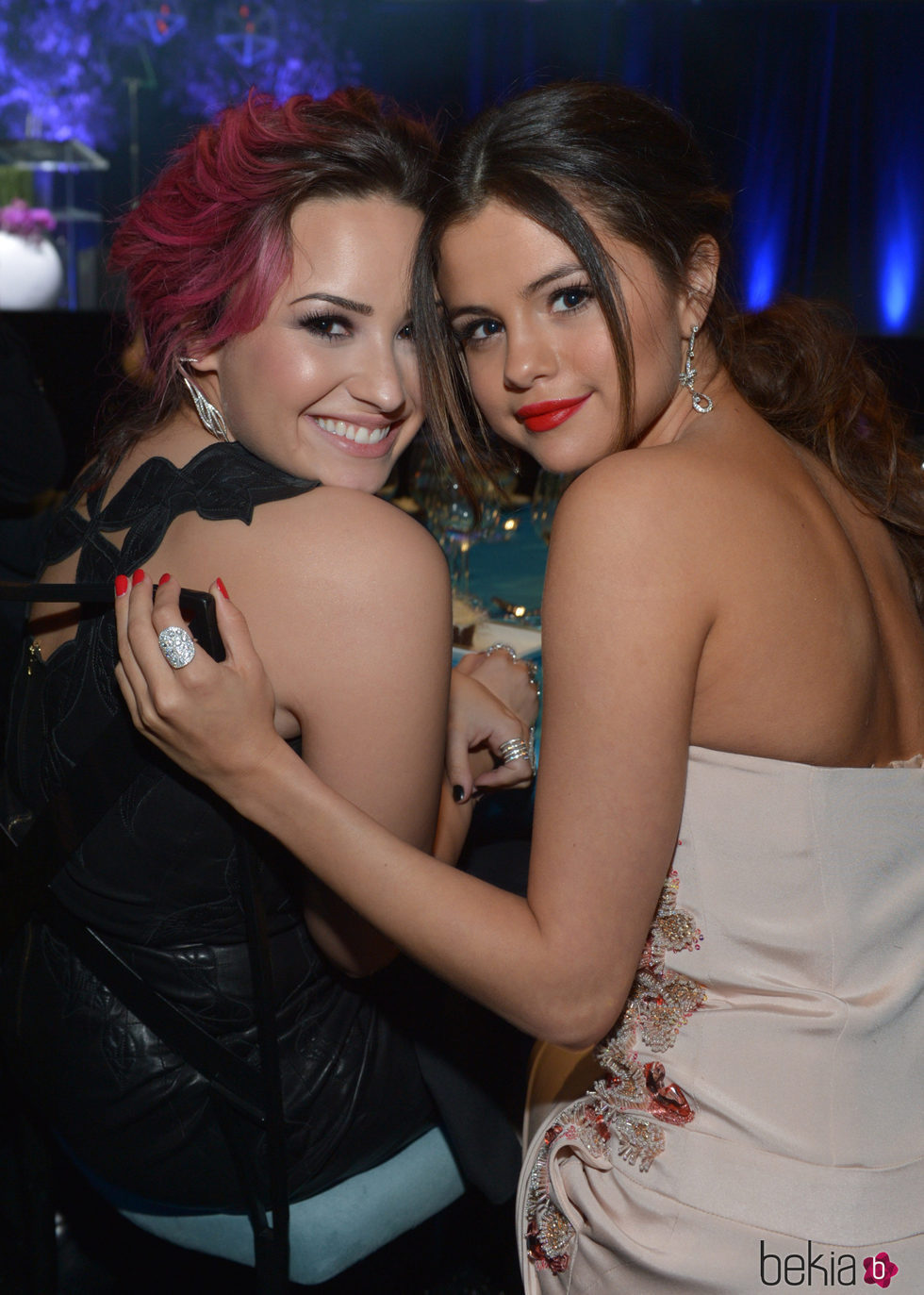 Demi Lovato y Selena Gomez disfrutando de la gala Variety 2014