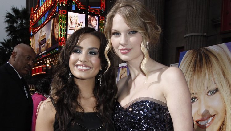 Demi Lovato y Taylor Swift en la premier de la película 'Hanna Montana' en 2009