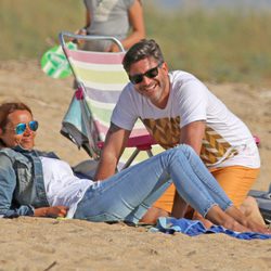 Toño Sanchís con su mujer Lorena en las playas de Cádiz en Semana Santa 2017