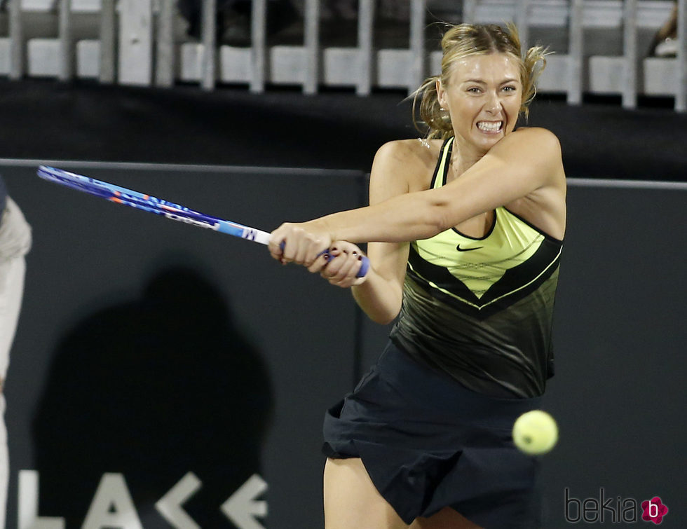 Maria Sharapova jugando al tenis