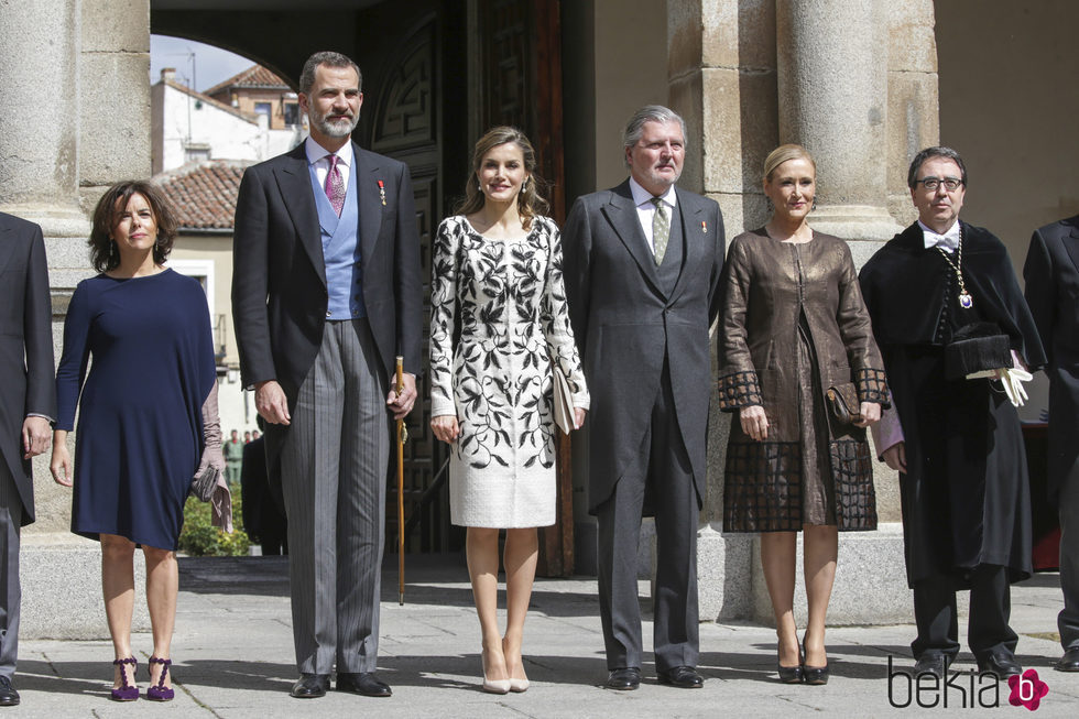 Los Reyes Felipe y Letizia con Soraya Sáenz de Santamaría, Íñigo Méndez de Vigo y Cristina Cifuentes en la entrega del Premio Cervantes 2016