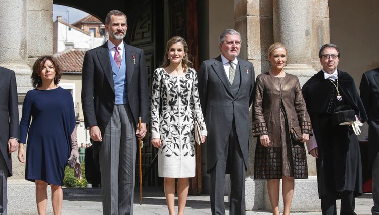 Los Reyes Felipe y Letizia con Soraya Sáenz de Santamaría, Íñigo Méndez de Vigo y Cristina Cifuentes en la entrega del Premio Cervantes 2016