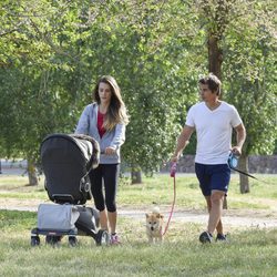 Carlos Baute y Astrid Klisans pasean con su hijo Markuss y sus perros