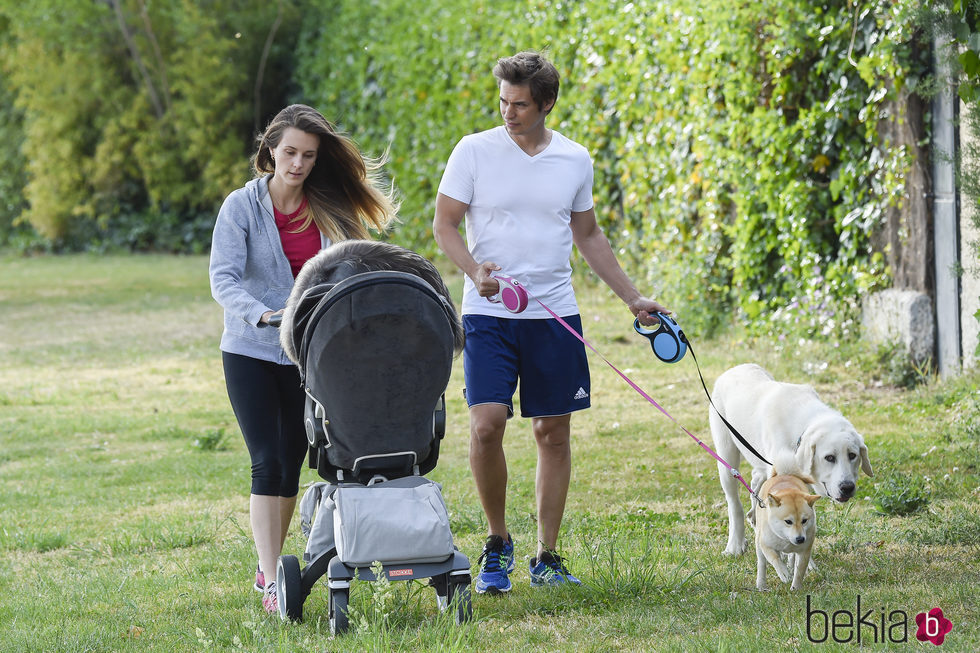 Carlos Baute y Astrid Klisans con su hijo Markuss y sus perros en el parque