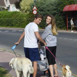 Carlos Baute y Astrid Klisans, muy felices de paseo con su hijo Markuss