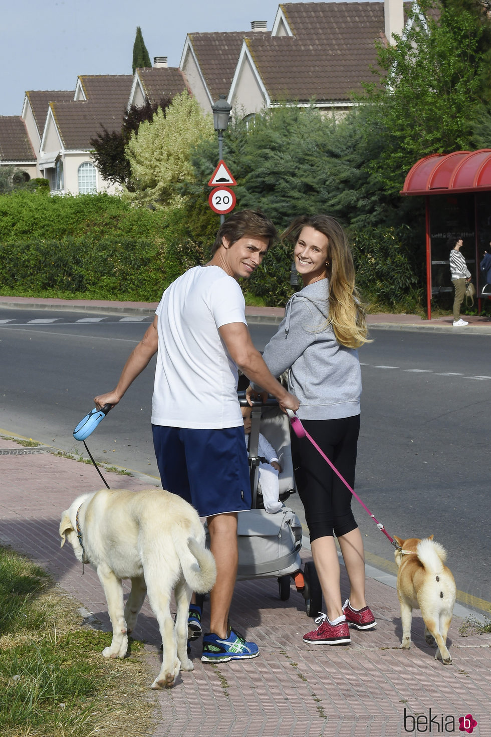 Carlos Baute y Astrid Klisans, muy felices de paseo con su hijo Markuss