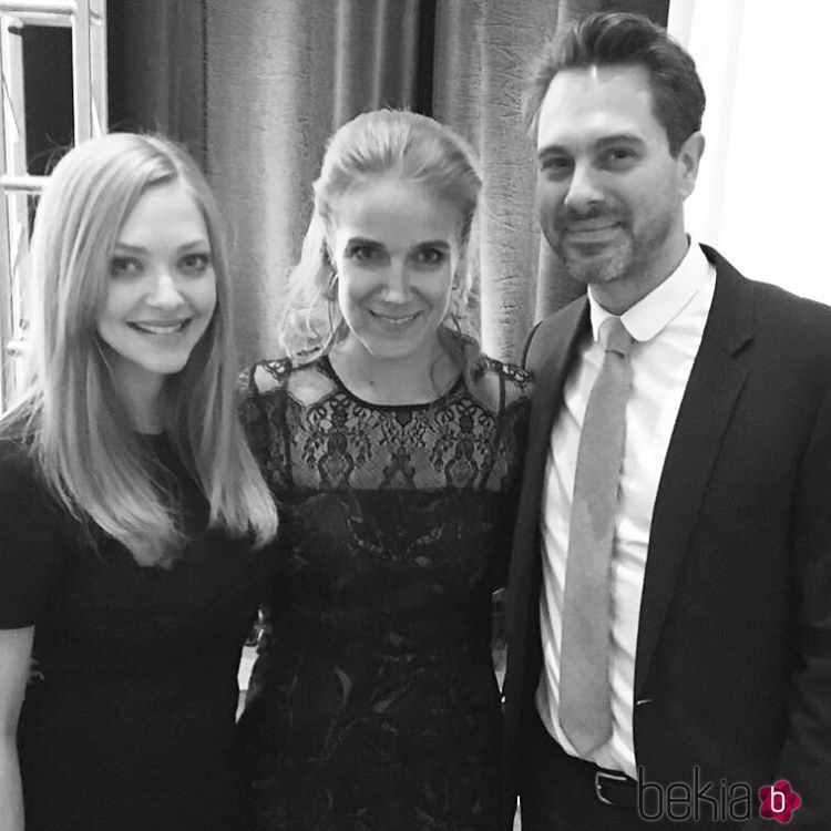 Amanda Seyfried y Thomas Sadoski junto a una amiga en los World of Children 2017