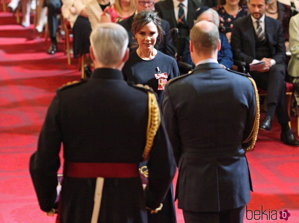 Victoria Beckham en la entrega de la condecoración de la Orden del Imperio Británico