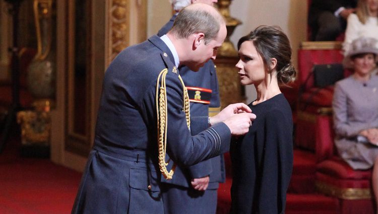 Victoria Beckham recibe la condecoración de la Orden del Imperio Británico