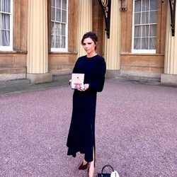 Victoria Beckham posa con su condecoración de la Orden del Imperio Británico