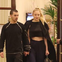 Joe Jonas y Sophie Turner agarrados de la mano por París