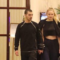 Joe Jonas y Sophie Turner agarrados de la mano por París