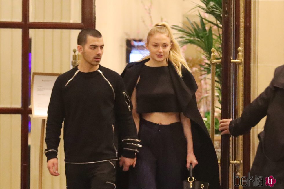 Joe Jonas y Sophie Turner agarrados de la mano por París